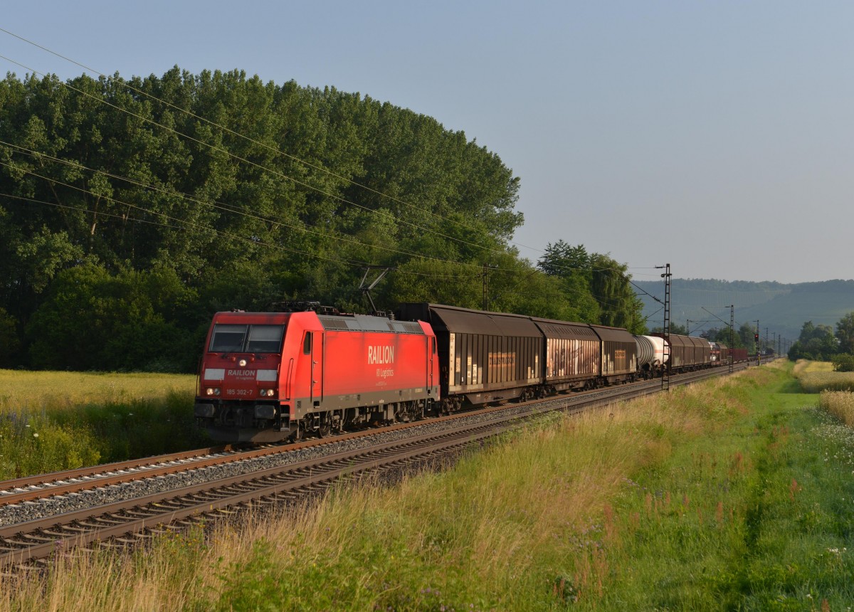 185 302 mit einem Gterzug am 06.07.2013 bei Himmelstadt.