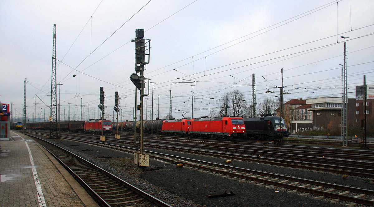 185 303-5 und 185 253-2 beide von DB fahren mit einem langen Ölzug aus Antwerpen-Petrol(B) nach Basel(CH) bei der Ausfahrt aus Aachen-West und fahren in Richtung Aachen-Schanz,Aachen-Hbf,Aachen-Rothe-Erde,Stolberg-Hbf(Rheinland)Eschweiler-Hbf,Langerwehe,Düren,Merzenich,Buir,Horrem,Kerpen-Köln-Ehrenfeld,Köln-West,Köln-Süd. Aufgenommen vom Bahnsteig in Aachen-West. 
Am Kalten Nachmittag vom 17.12.2017. 