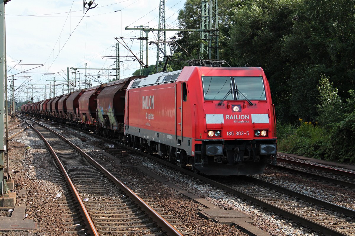 185 303-5 am 13.08.2014 mit einem Kalkzug in Hamburg Harburg gen Hafen.