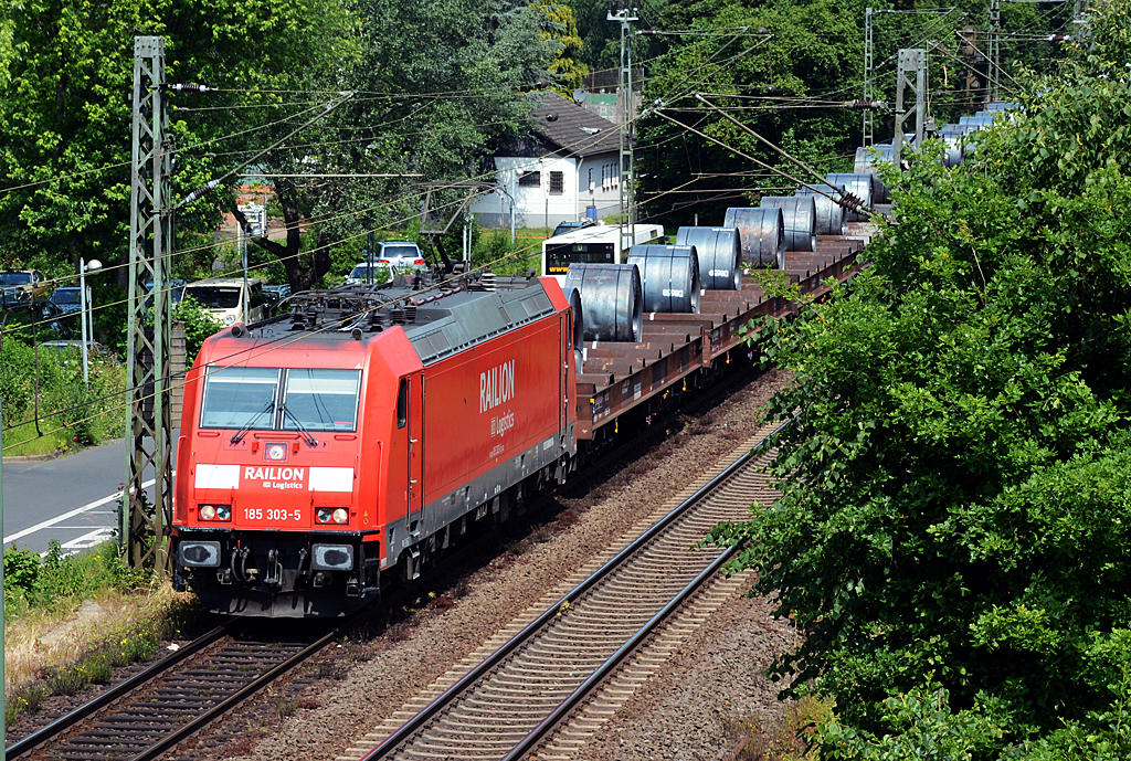 185 303-5 Flachwagen mit Stahlrollen durch Bad Honnef - 03.06.2014