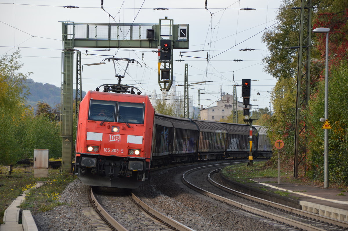 185 303-5 in Oberlahnstein ( Lokführer fotografiert zurück ).

Aufnahme Ort: Oberlahnstein
Aufnahme Datum: 11.10.2018