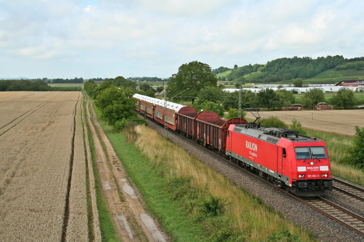 185 304-3 mit einem gemischten Gterzug von Mannheim Rbf nach Weil am Rhein Rbf/Basel Bad. Rbf am Nachmittag des 11.07.14 nrdlich von Hgelheim.