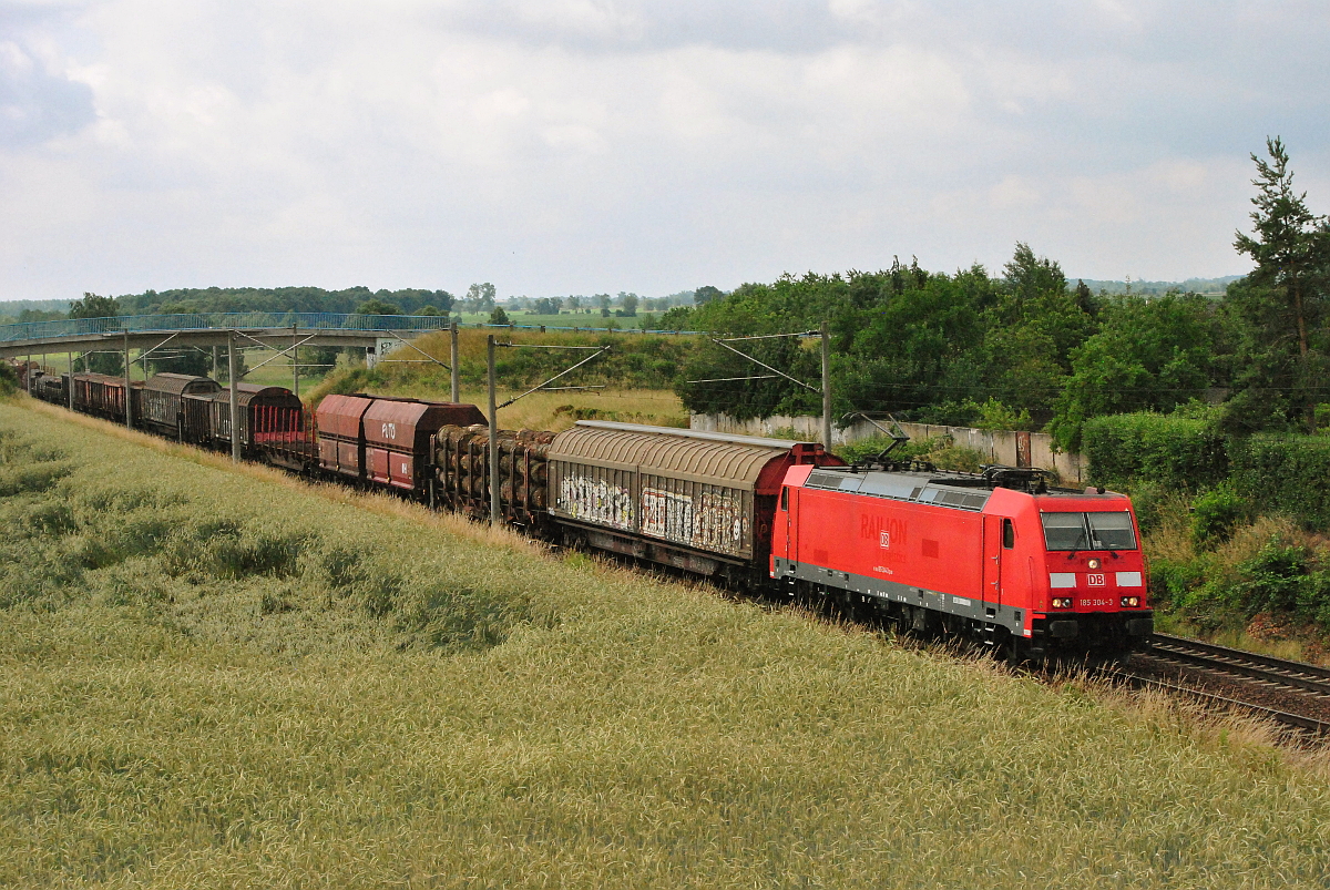 185 304-3 mit einem gemischten Güterzug in Zschortau, am 19.06.2016.
