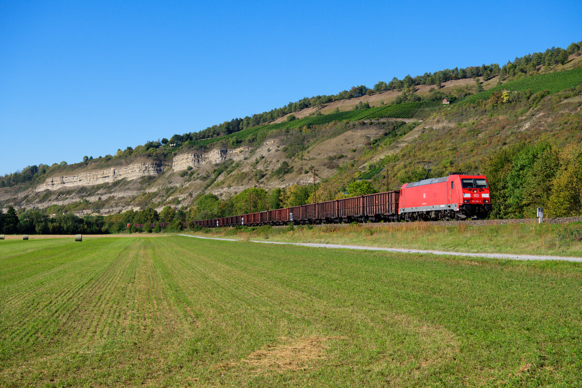 185 304 DB Cargo mit einem Kohlezug bei Thüngersheim Richtung Würzburg, 09.09.2020