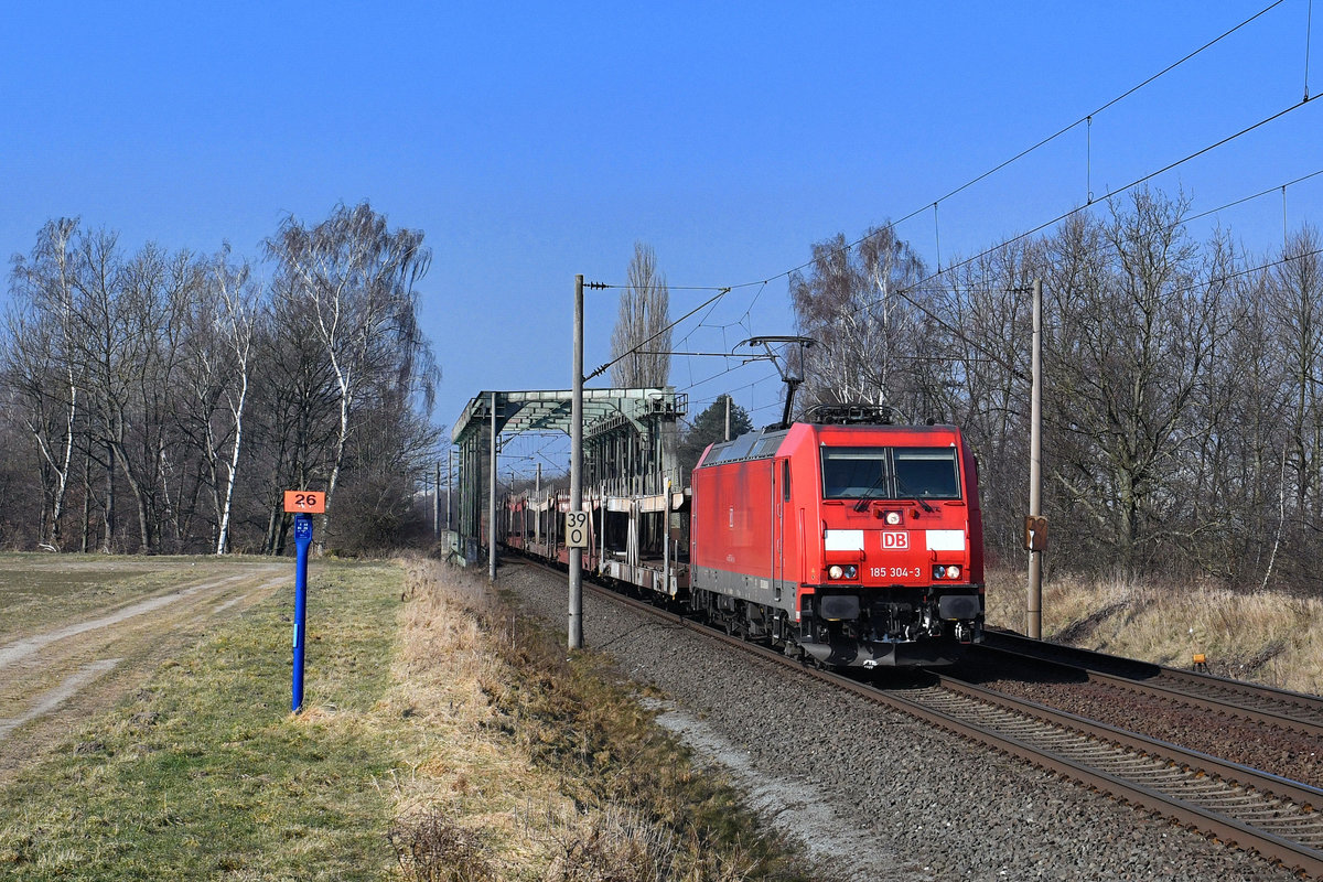 185 304 mit einem leeren Autozug am 03.03.2018 bei Woltorf. 