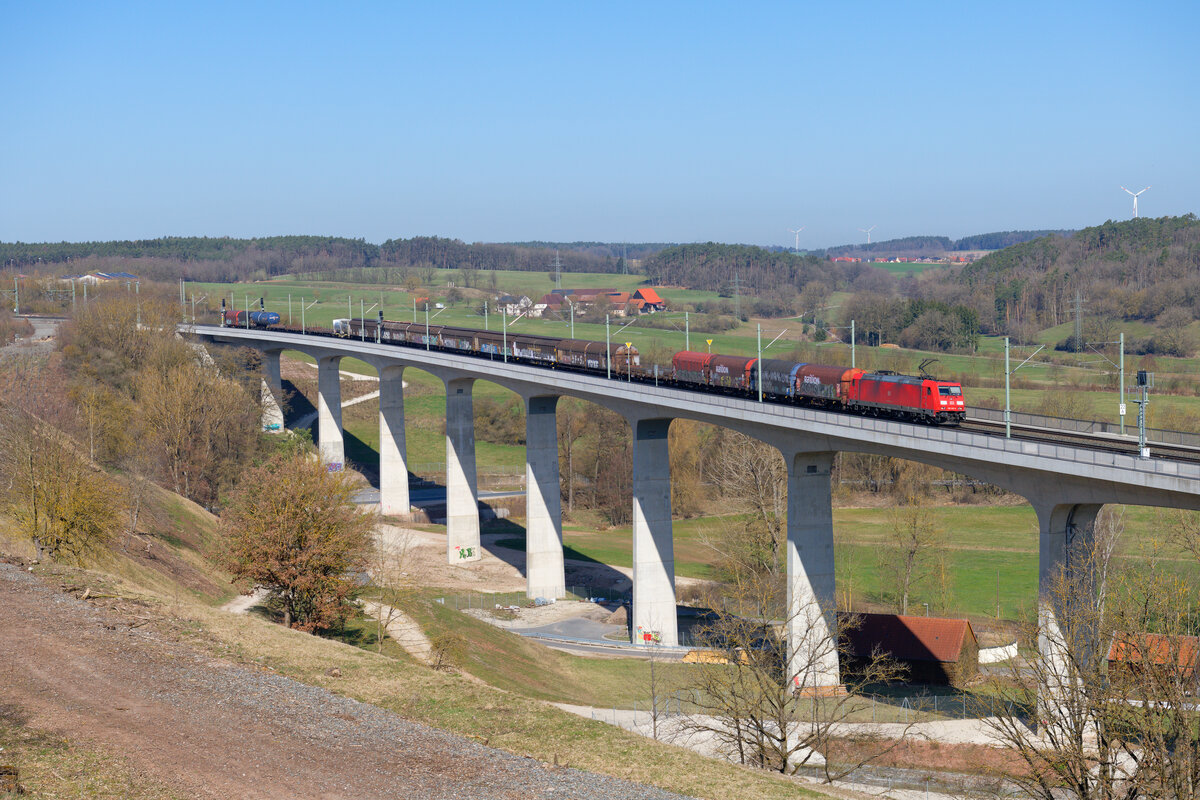 185 305 DB Cargo mit einem gemischten Güterzug bei Emskirchen Richtung Nürnberg, 30.03.2021