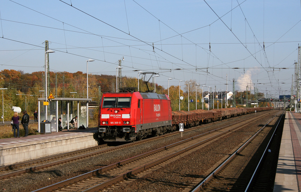 185 305 mit Altschotter auf dem Weg nach Stolberg.
Fotografiert am 28. Oktober 2011 in Düren.