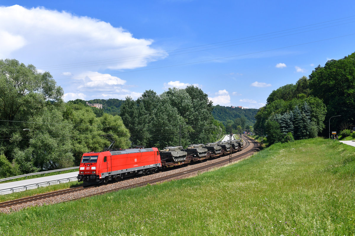 185 305 mit einem Militärzug am 28.05.2018 bei Pleinting. 