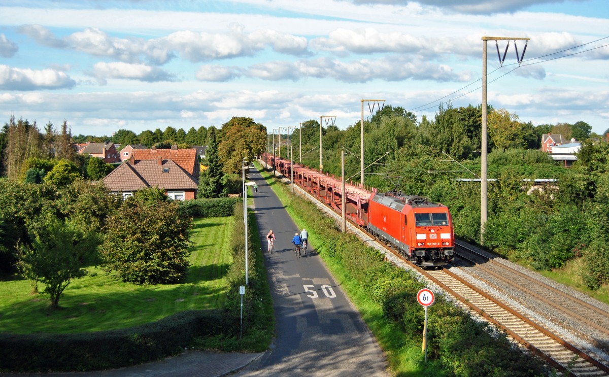 185 306-8 fuhr am 29.09.2015 mit einem leeren Autozug von Emden nach Osnabrück, hier in Leer.
