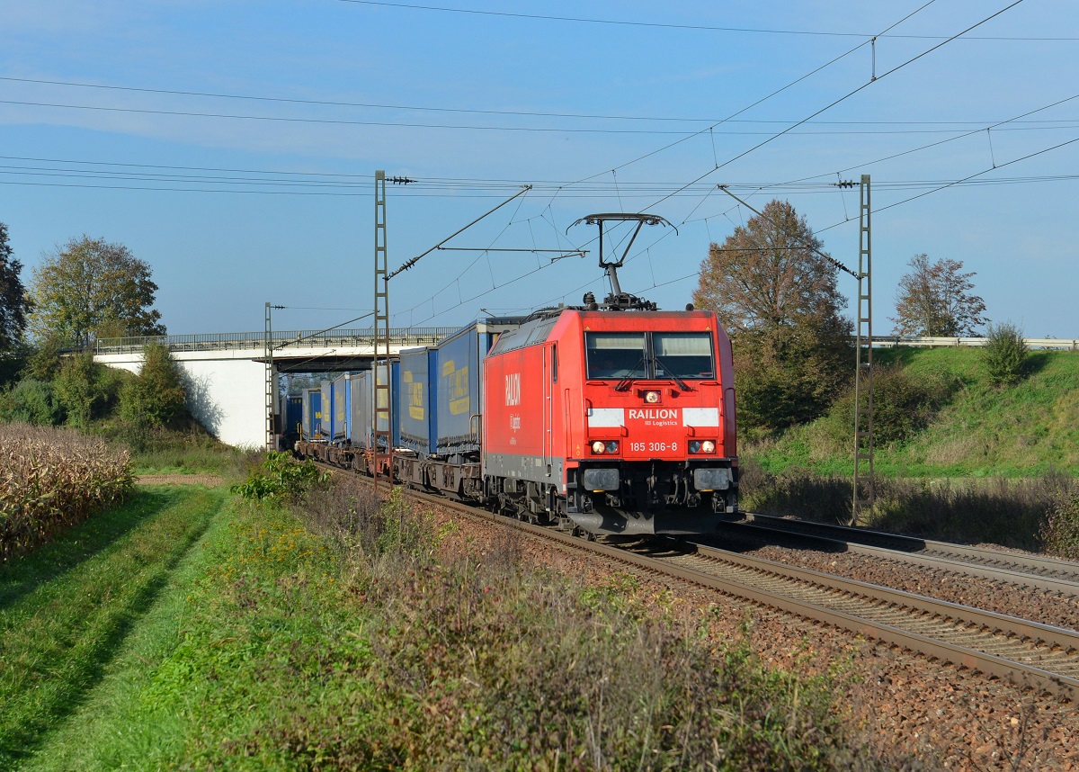 185 306 mit einem KLV am 19.10.2014 bei Plattling.