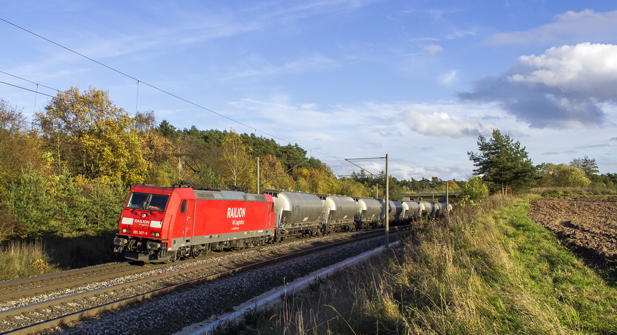 185 307-6 mit einem Silo-Ganzzug Richtung Wrzburg bei Hagenbchach (29.10.2013)