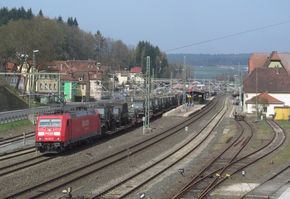 185 307-6 zieht am 01. April 2014 einen Militärzug durch Kronach in Richtung Lichtenfels.