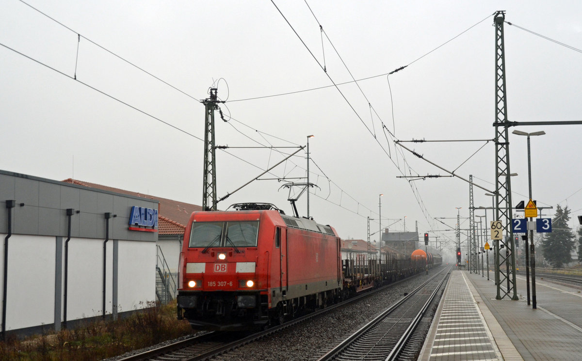 185 307 führte am 21.12.17 ihren gemischten Güterzug durch Delitzsch Richtung Leipzig.