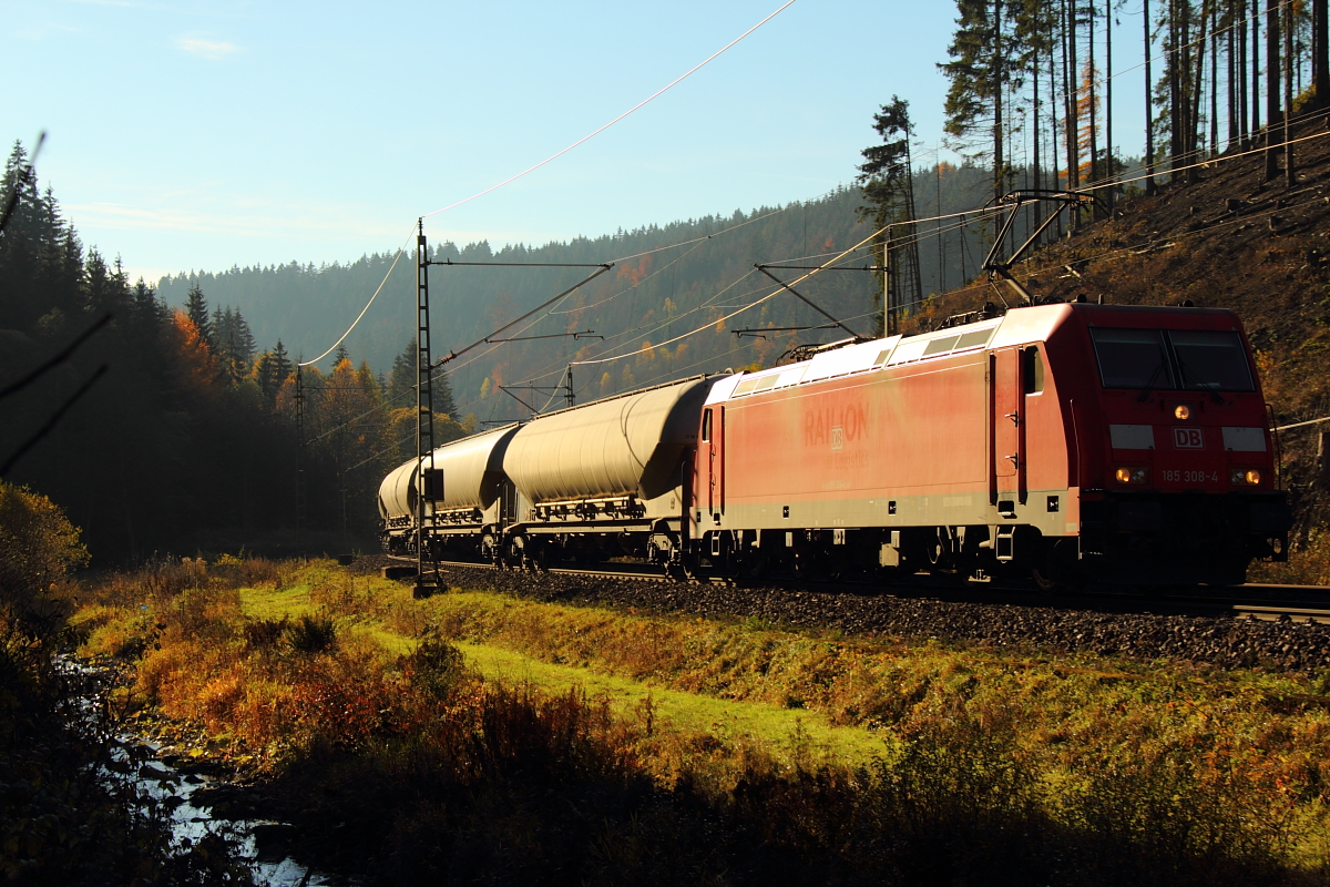 185 308-4 DB Schenker bei Förtschendorf im Frankenwald am 03.11.2015.