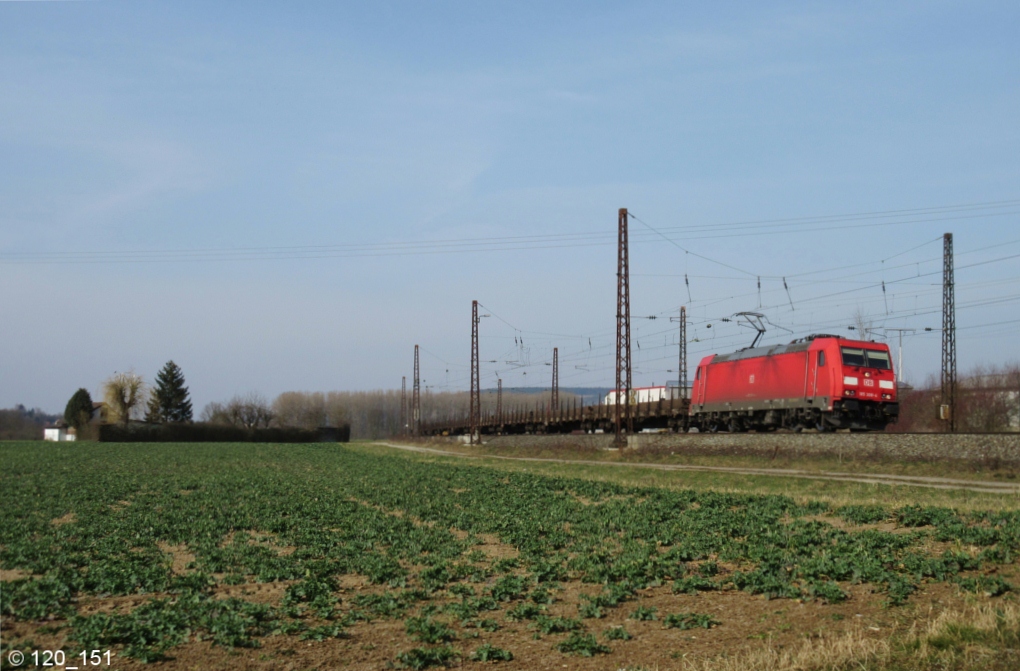 185 308-4 zieht am 17.Mrz 2015 einen Flachwagenzug bei Retzbach-Zellingen in Richtung Wrzburg.