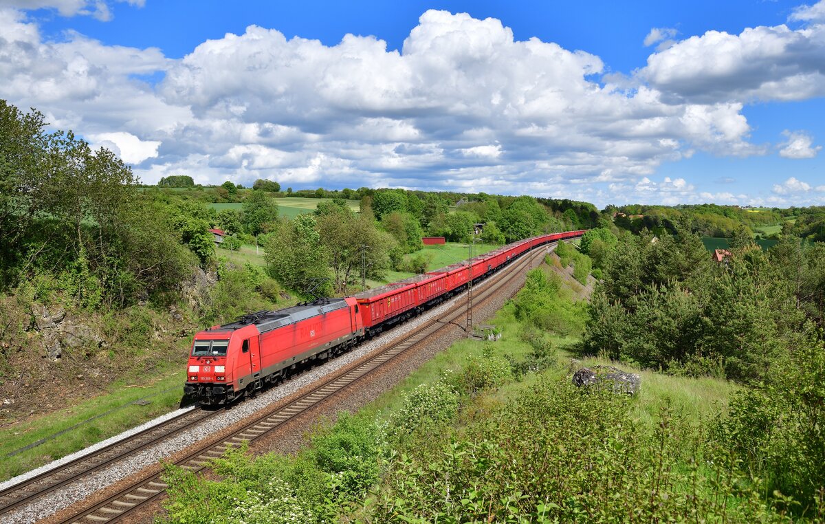 185 308 mit einem Güterzug am 22.05.2021 bei Laaber.