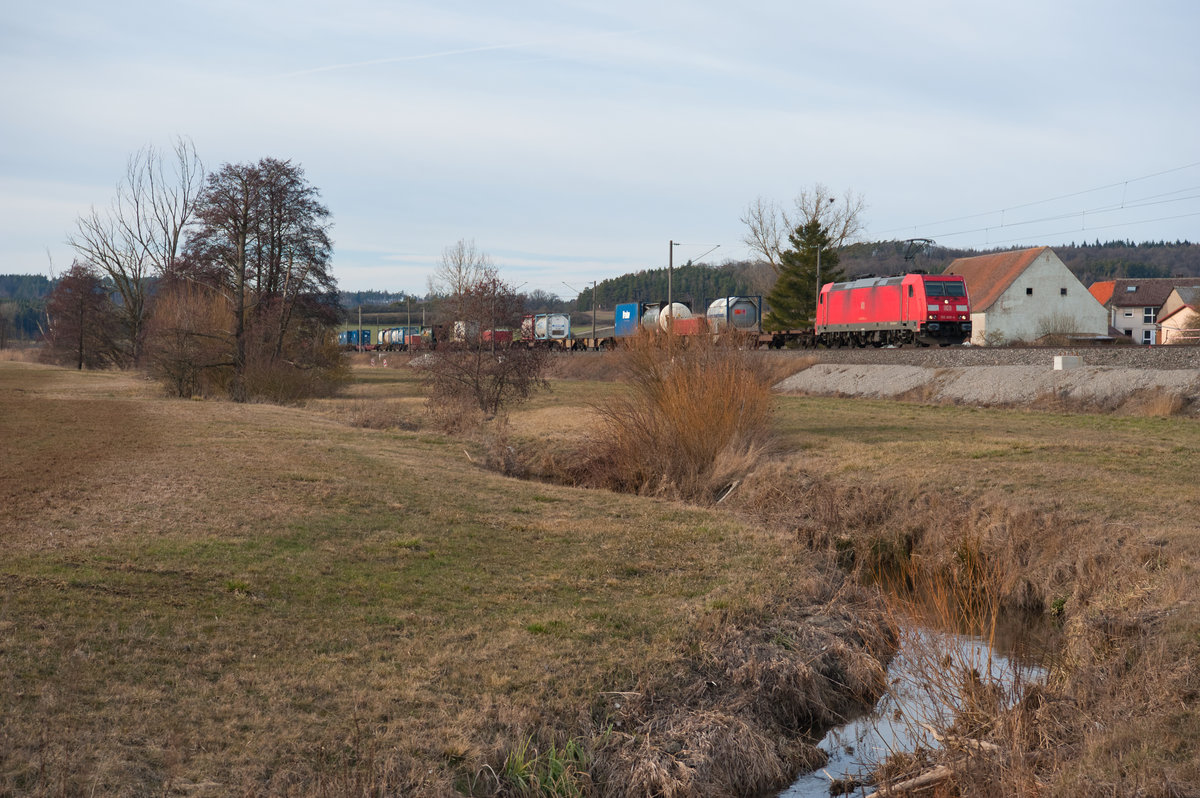 185 308 mit einem KLV-Zug bei Mitteldachstetten Richtung Ansbach, 23.02.2019