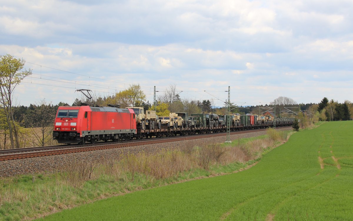 185 308 zu sehen mit einem Militärzug am 29.04.16 an der Schöpsdrehe bei Plauen/V.