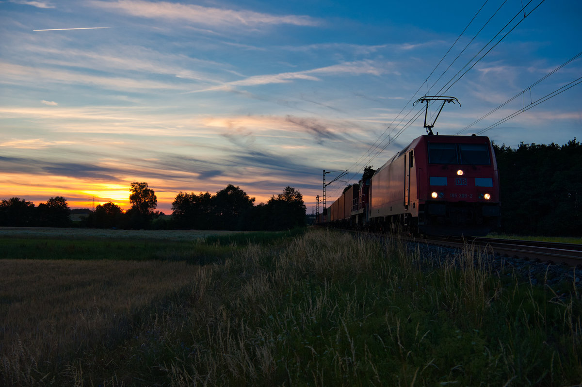 185 309 mit einem gemischten Güterzug bei Postbauer-Heng Richtung Regensburg, 04.07.2019