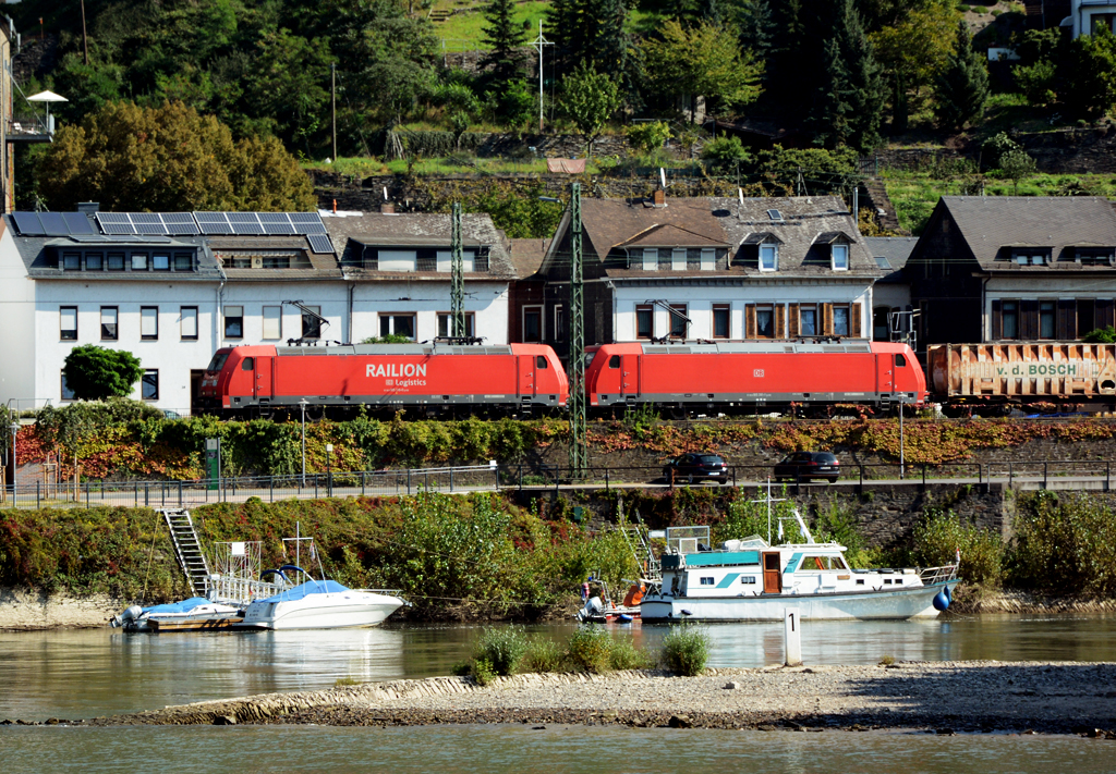 185 310-0 und 185 381-1 Doppeltranktion vor Güterzug auf der anderen Rheinseite in Kaub - 17.09.2014