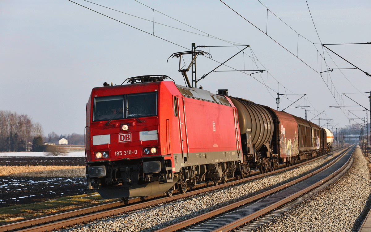 185 310-0 fährt am 11.2.2017 mit einem geringen Mischer in Niedermünchsdorf vorbei.