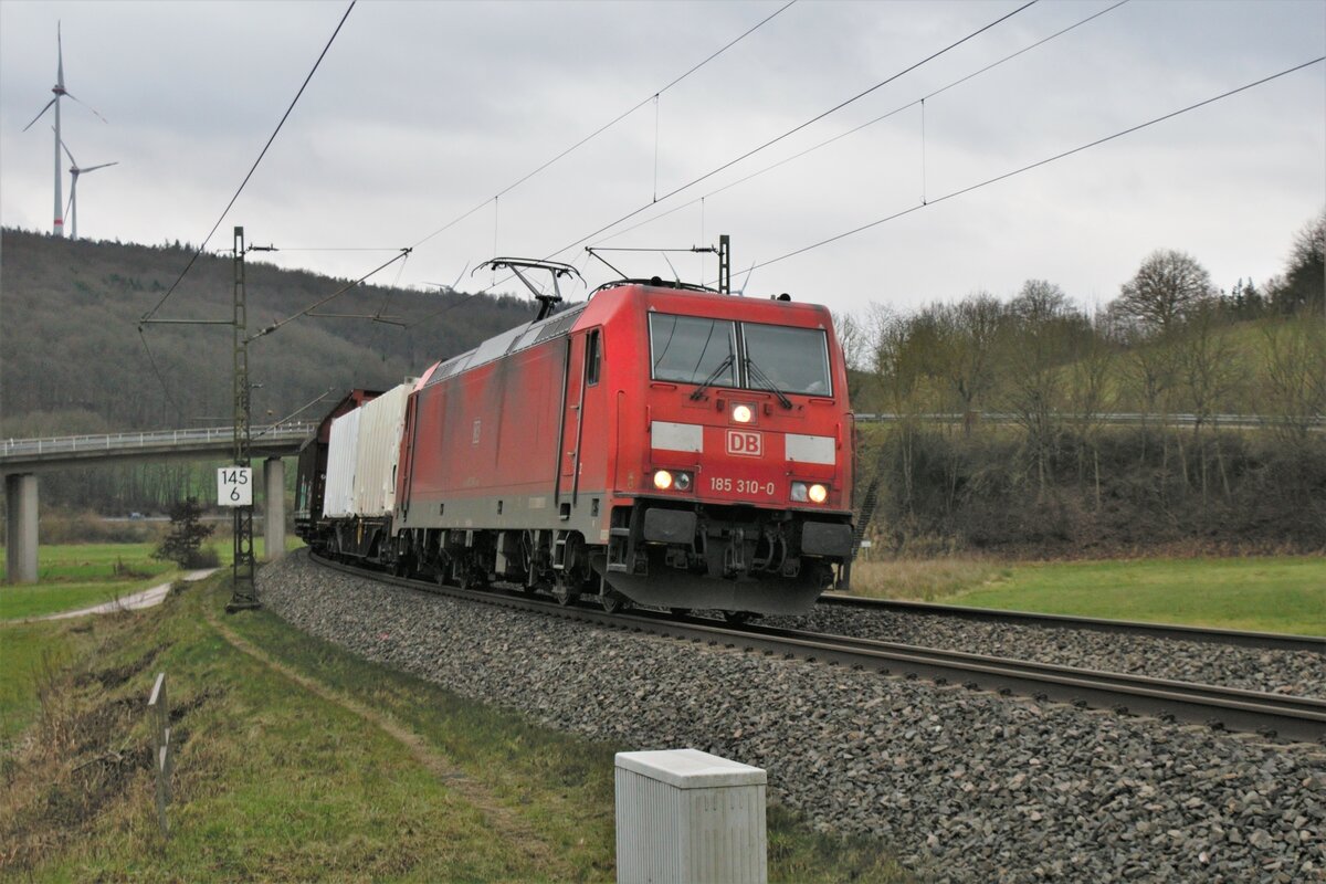 185 310-0 mit einem gemischten Güterzug bei Hermannspiegel am 09.02.2022.