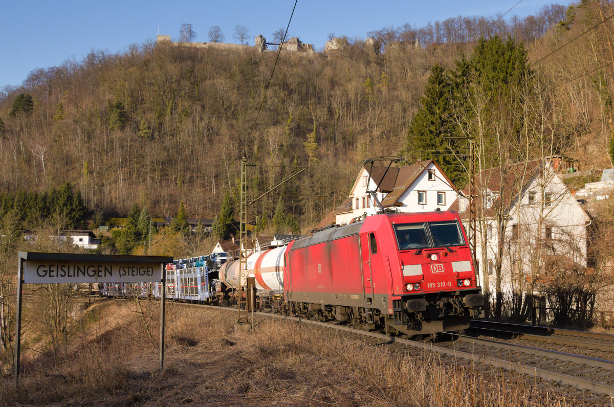 185 310 mit gemischtem Güterzug in Richtung Ulm am 11.03.2022 auf der Geislinger Steige. 