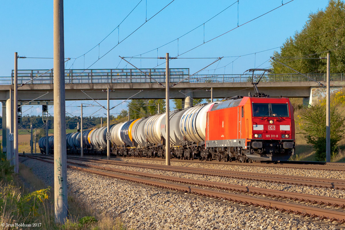 185 311 bei Hebertshausen auf dem Weg in Richtung München