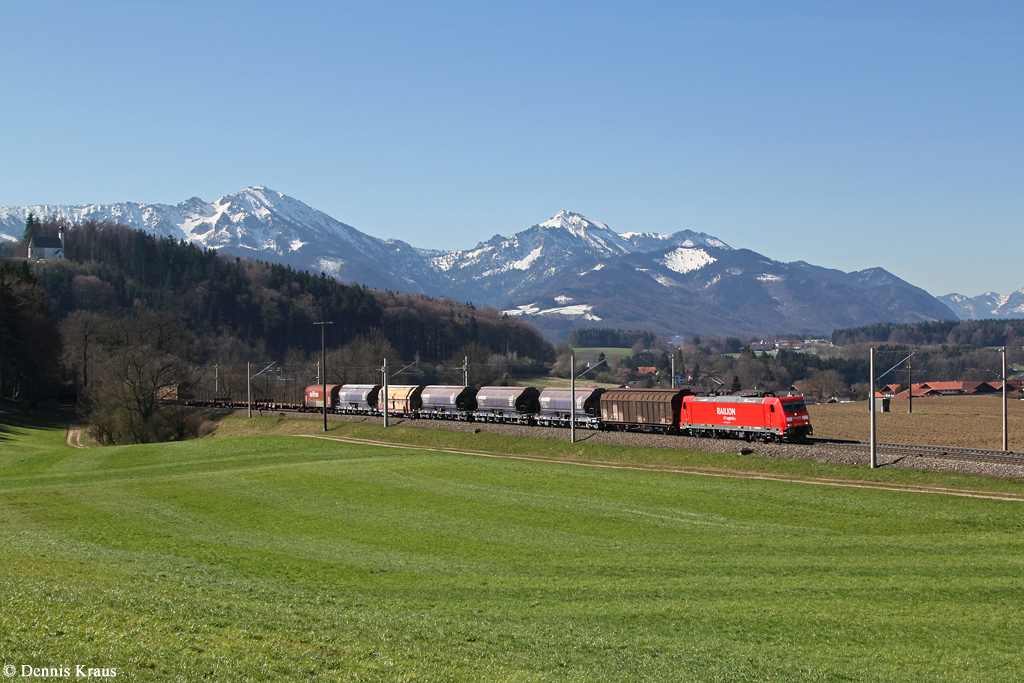 185 311 mit einem Güterzug am 29.03.2014 bei Vachendorf.