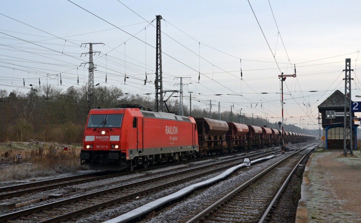 185 311 rollt am 17.12.14 mit ihrem Sandzug am Meinsdorfer Stellwerk Richtung Rodleben vorbei.