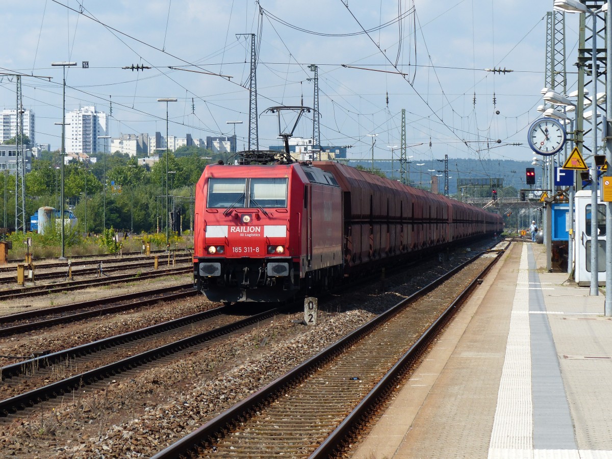 185 311 schleppt am 08.08.2014 einen Ganzzug durch den Regensburger Hauptbahnhof.