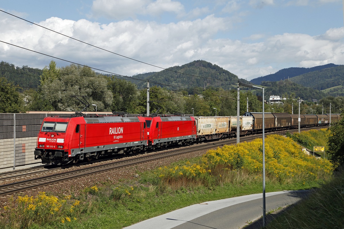 185 312 + 185 362 mit Zug 48930 am 9.04.2013 bei Bruck/Mur.