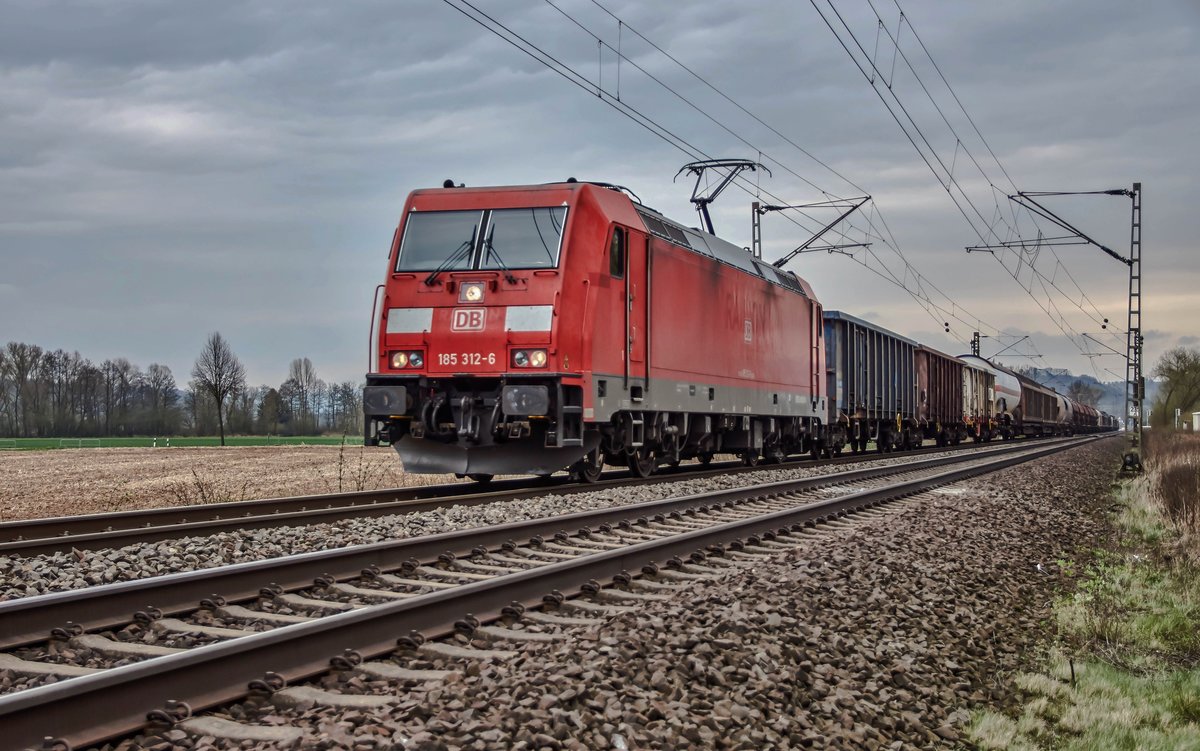 185 312-6 ist bei Friedland am 11.04.2018 mit einen gemischten Güterzug in Richtung Norden unterwegs.