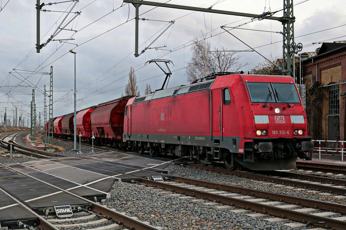 185 312-6 DB als Gz durchfährt den Bahnübergang Karl-von-Thielen-Straße, Halle (Saale) in nördlicher Richtung. [28.12.2017 | 14:59 Uhr]