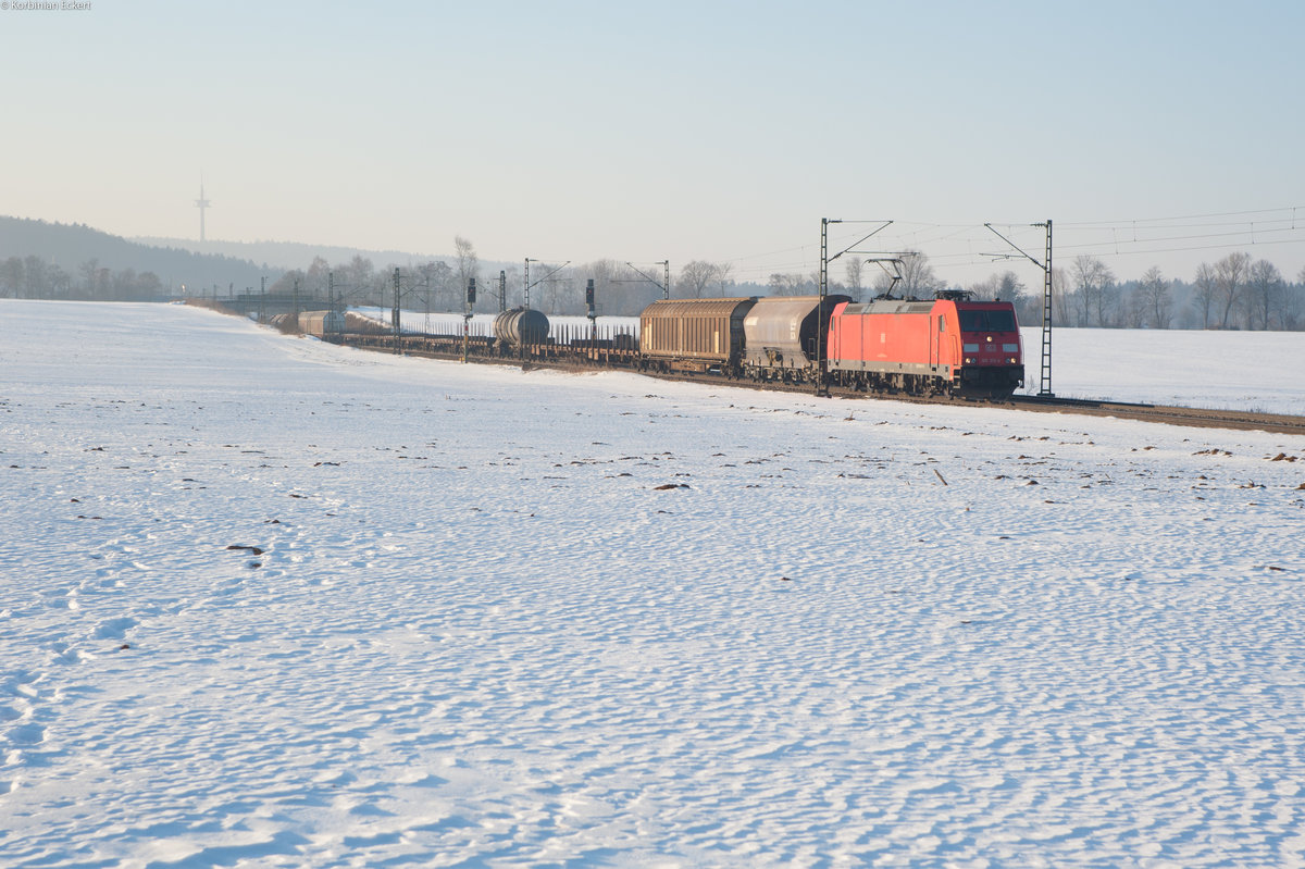 185 313-4 mit einem gemischten Güterzug bei Seubersdorf Richtung Regensburg, 21.01.2017