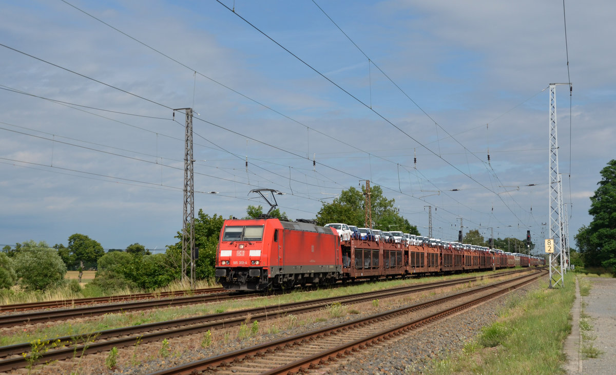 185 313 rollte am 01.07.20 mit einem Skoda-Autozug in den Bahnhof Saarmund ein. Sie musste die folgende RB Richtung Potsdam erst passieren lassen nachdem auch sie ihre Fahrt fortsetzen konnte.