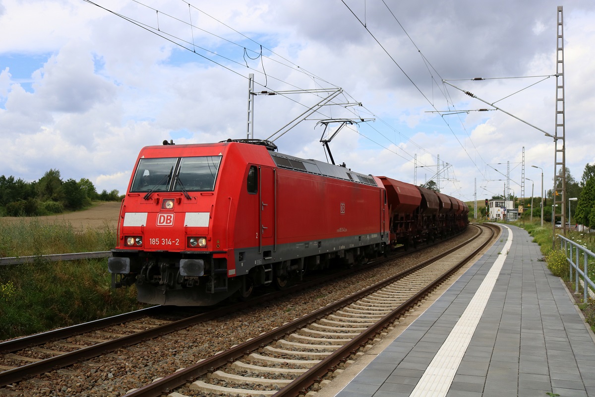 185 314-2 DB als Gz durchfährt den Hp Zscherben auf der Bahnstrecke Halle–Hann. Münden (KBS 590) Richtung Halle (Saale). [4.8.2017 - 11:16 Uhr]