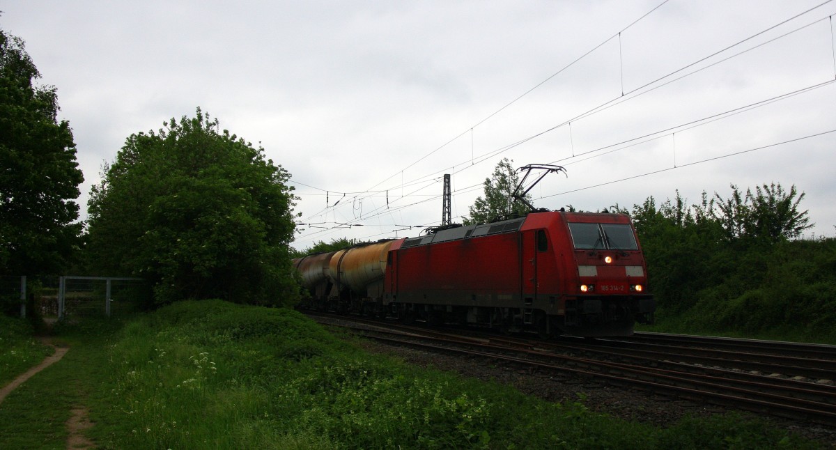 185 314-2 DB kommt aus Richtung Aachen-West,Laurensberg,Richterich,Kohlscheid und fährt mit einem langen Kesselzug aus Antwerpen-Kanaaldok(B) nach Millingen und fährt in Richtung Herzogenrath,Neuss.
Aufgenommen bei Wilsberg in Kohlscheid am 2.5.2014.