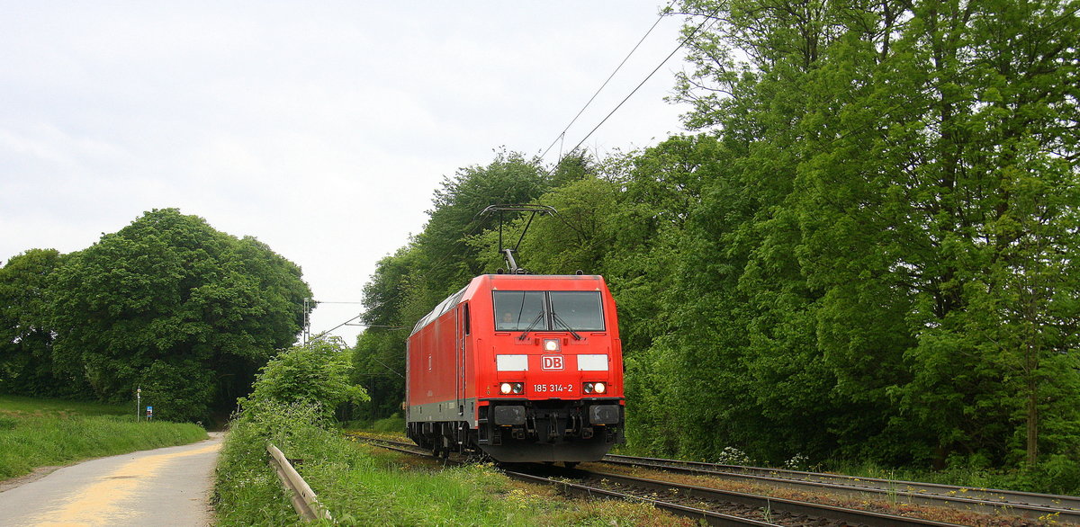 185 314-2  DB kommt von einer Schubhilfe vom Gemmenicher Tunnel zurück nach Aachen-West. 
Aufgenommen an der Gemmenicher-Rampe am Gemmenicher-Weg auf dem Montzenroute.
Bei Regenwolken am Nachmittag vom 20.5.2016. 
