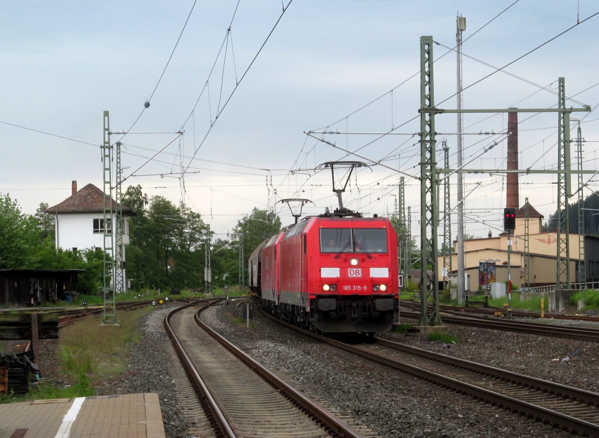 185 315-9 und 185 304-3 ziehen am 17. Mai 2014 einen Transcereales-Getreidezug durch Kronach in Richtung Saalfeld.