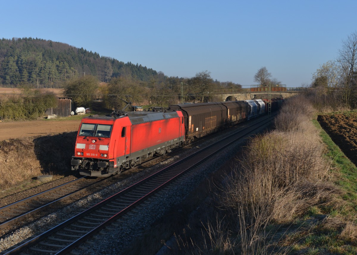 185 315 mit einem Güterzug am 13.03.2014 bei Dettenhofen.