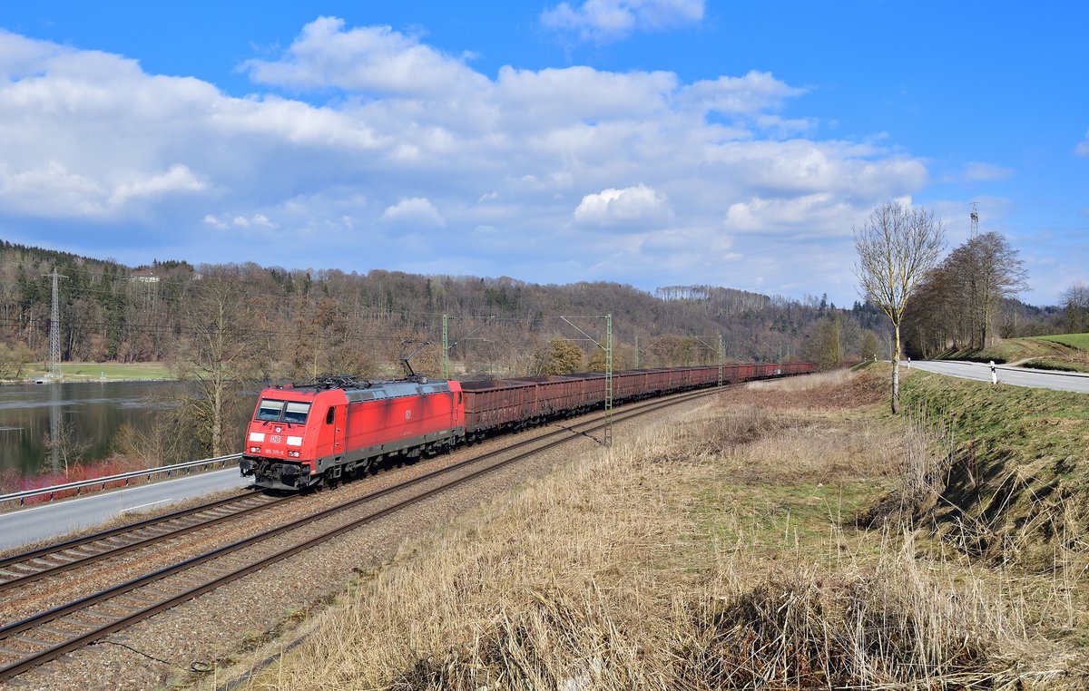 185 315 mit einem leeren Kohlezug am 08.03.2021 bei Sandbach.