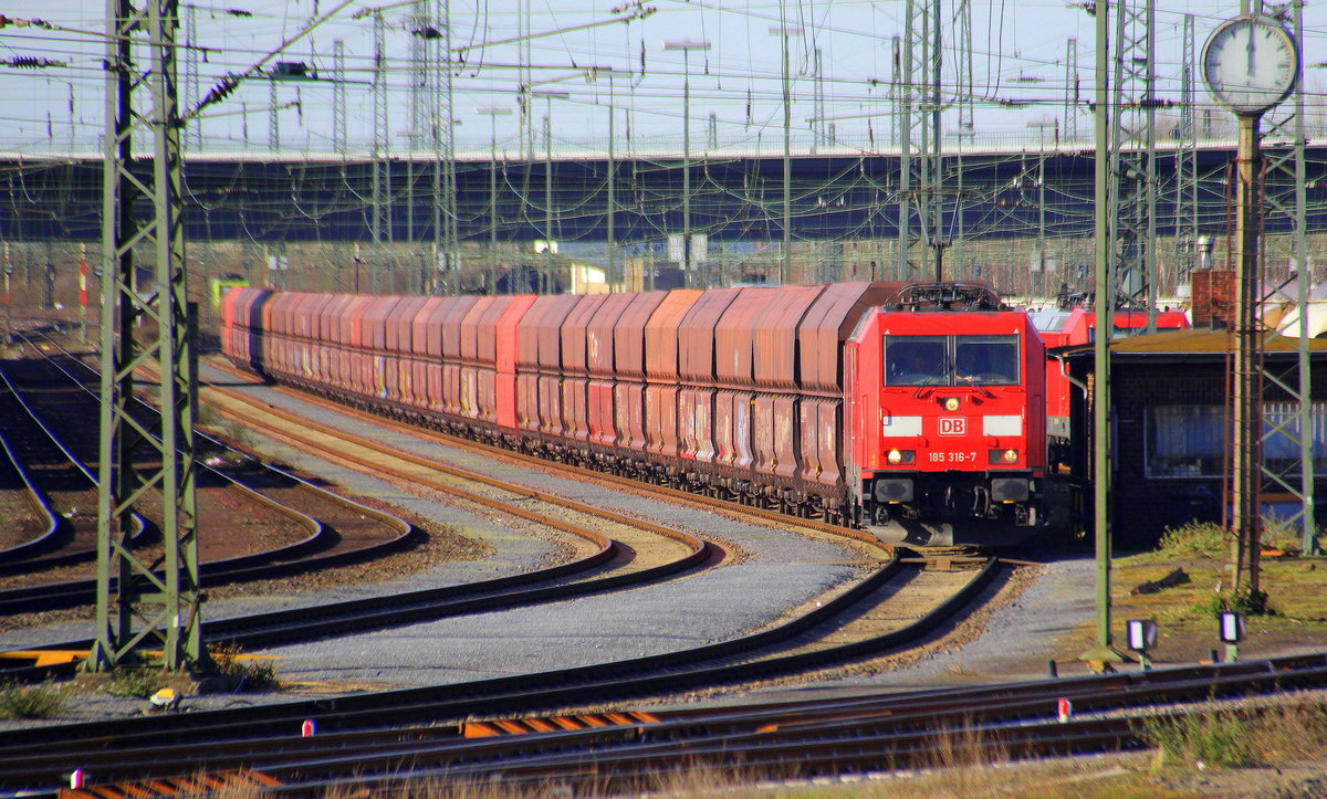 185 316-7 DB steht in Neuss-Gbf mit einem Kohlenzug.
Aufgenommen vom Bahnsteig 7 in Neuss-Hbf. 
Bei schönem Frühlingswetter am Nachmittag vom 6.4.2018.