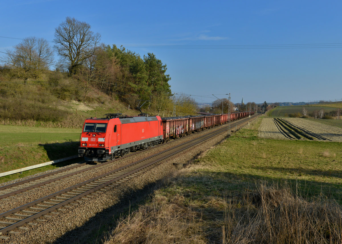 185 317 mit einem Schrottzug am 14.03.2016 bei Fahlenbach. 