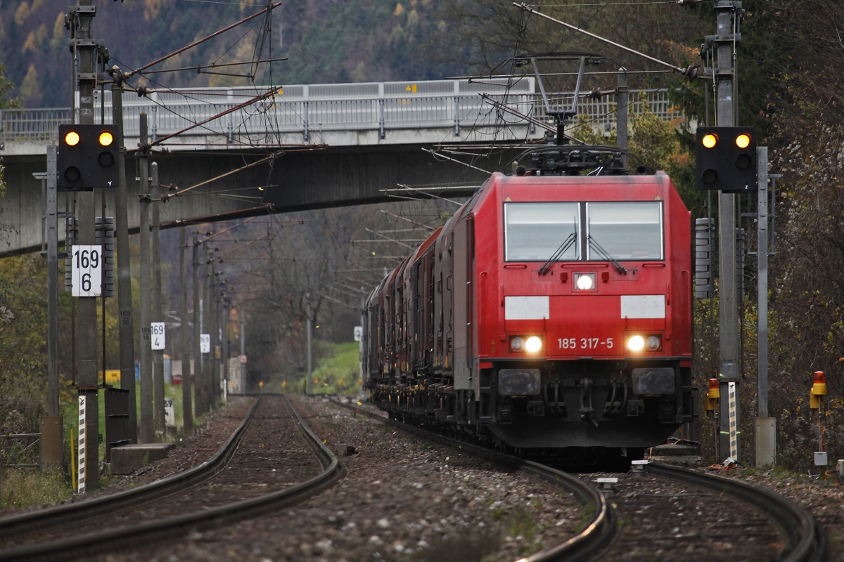 185 317 mit G�terzug bei Mixnitz-B�rensch�tzklamm am 11.11.2013.
