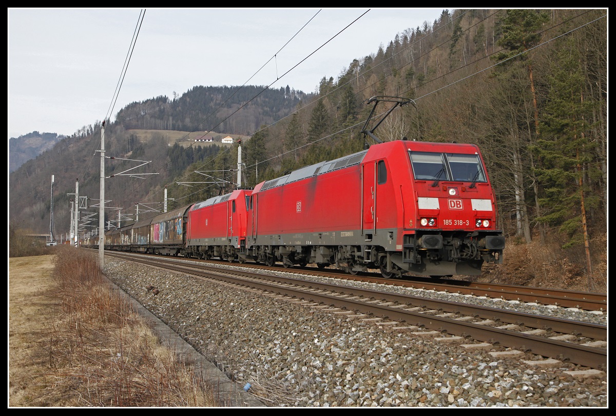 185 318 + 185... mit Güterzug bei Pernegg am 28.01.2020.