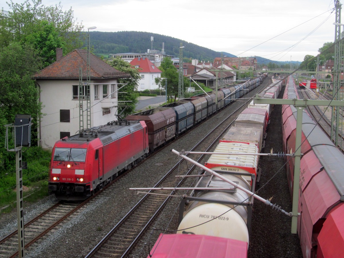 185 318-3 steht am 17. Mai 2014 mit dem PKP Kohlezug auf Gleis 1 im Bahnhof Kronach. Währenddessen rollt auf Gleis 3 noch eine 152 mit Containerzug in Richtung Lichtenfels und auf Gleis 4 eine 185 mit Talns-Ganzzug in Richtung Saalfeld.