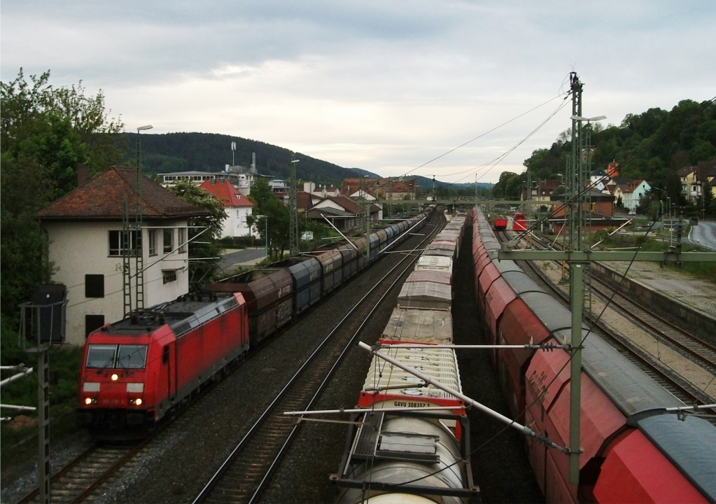 185 318-3 steht am 17.Mai 2014 mit gemischten G�terzug auf Gleis 1 in Richtung Saalfeld, eine 152 zieht ihren Containerzug �ber Gleis 3 in Richtung Lichtenfels und die 185 388-6 steht mit einem Talns-Ganzzug auf Gleis 4 in Richtung Saalfeld im Bahnhof Kronach.