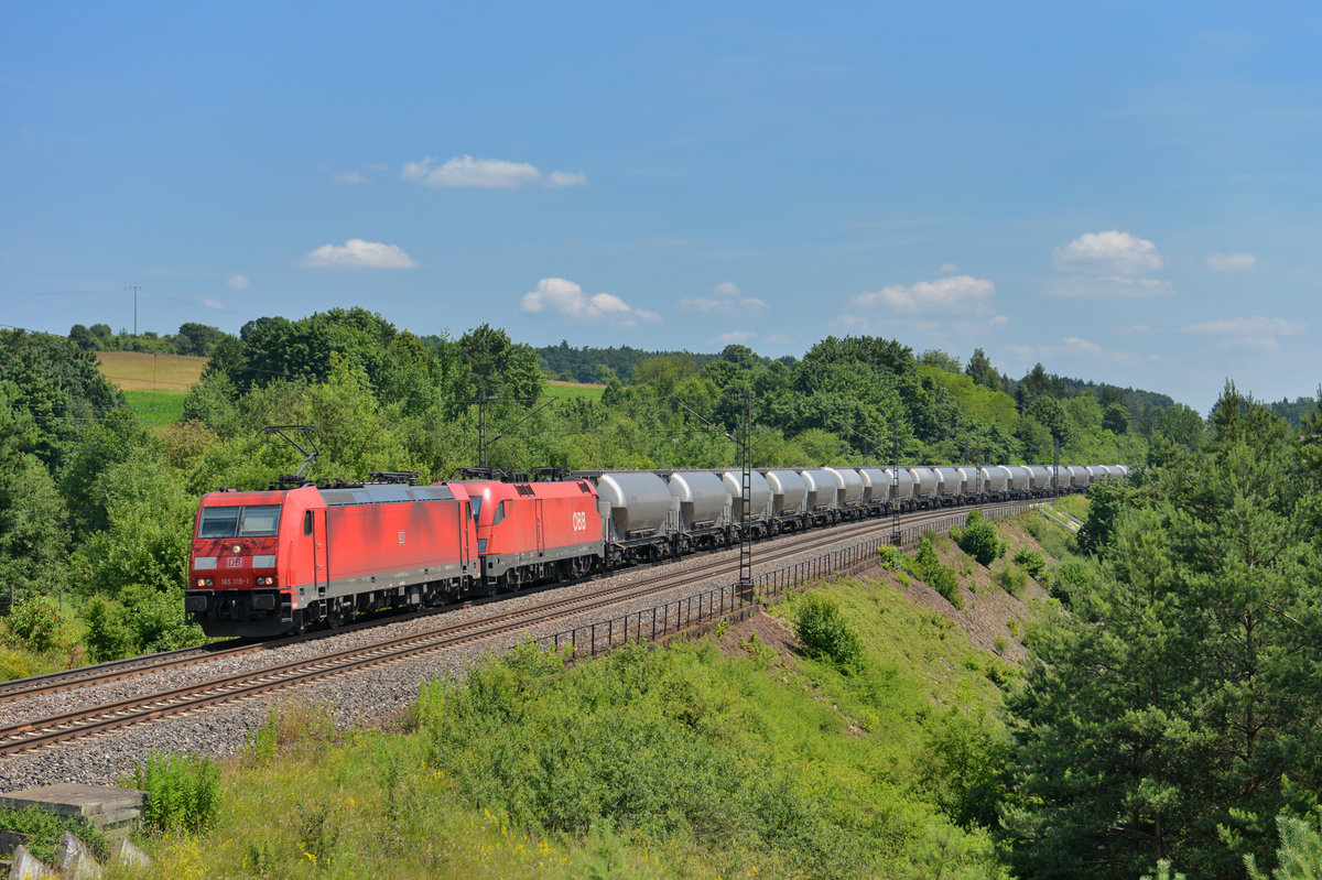 185 319 + 1116 088 mit einem Silozug am 08.07.2013 bei Laaber. 
