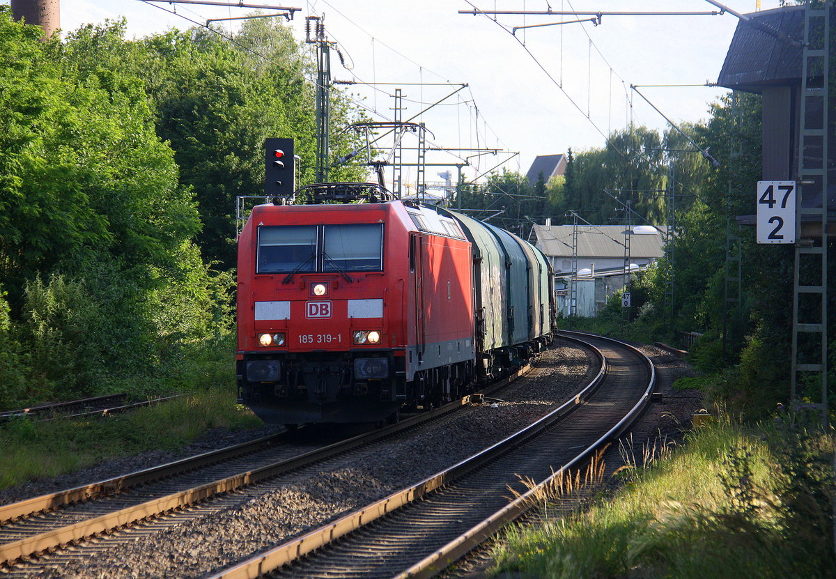 185 319-1 DB kommt mit einem Coilzug aus Genk(B) nach Bochum(D) und kommt aus Richtung Aachen-West,Laurensberg,Richterich,Kohlscheid,Herzogenrath,Hofstadt,Finkenrath,Rimburg,Übach-Palenberg,Zweibrüggen,Frelenberg,Geilenkirchen,Süggerath,Lindern,Brachelen,Hückelhoven-Baal,Baal und fährt durch Erkelenz in Richtung Herrath,Beckrath,Wickrath,Rheydt-Hbf,Mönchengladbach-Hbf. Aufgenommen vom Bahnsteig 1 in Erkelenz. 
Bei Sommerwetter am Abend vom 7.6.2017. 